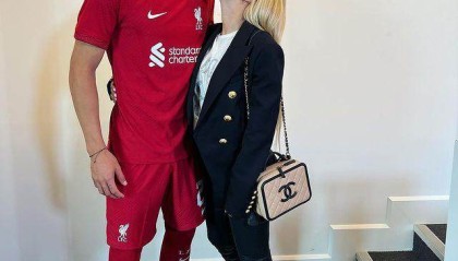 开云在线-达尔文女友31岁 为他生子 跟巴萨后卫结婚生过女